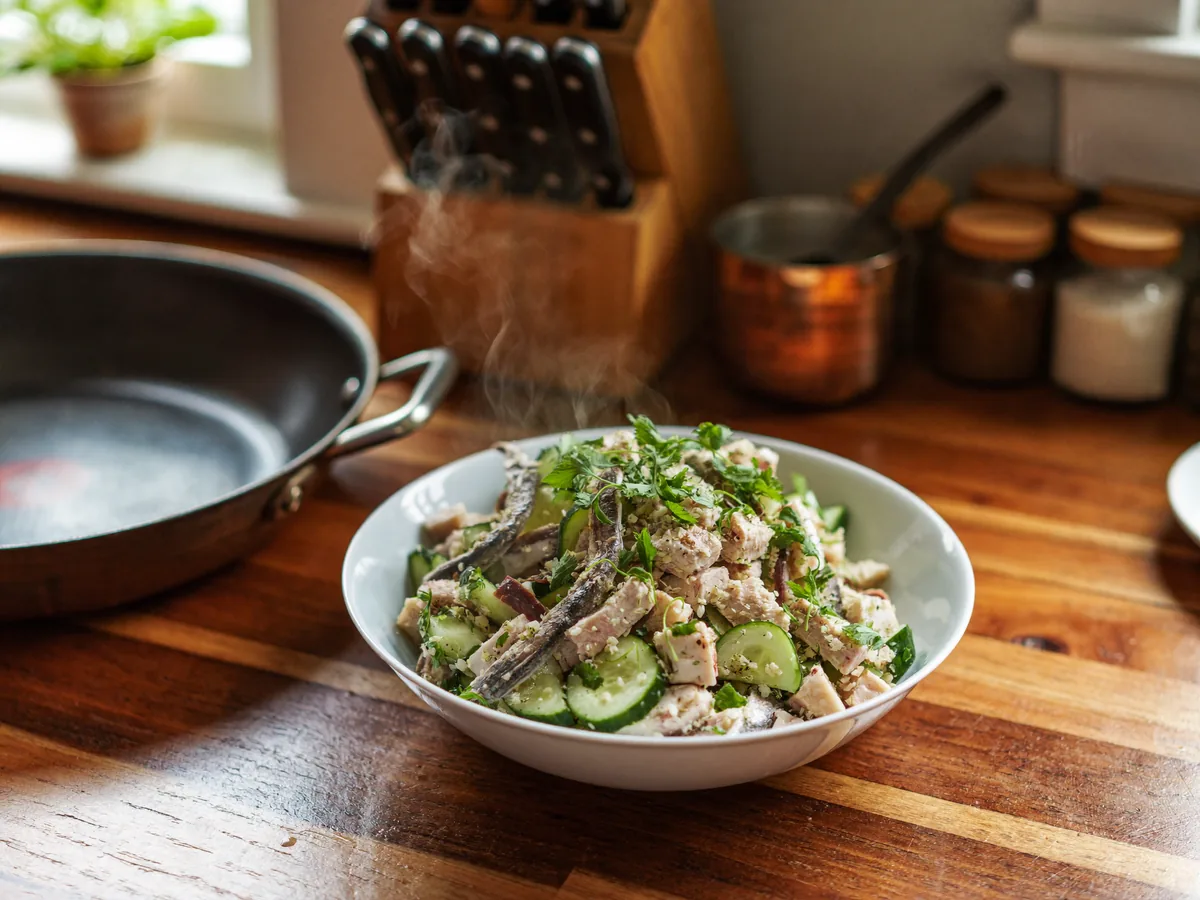 Английский салат с курицей и грибами