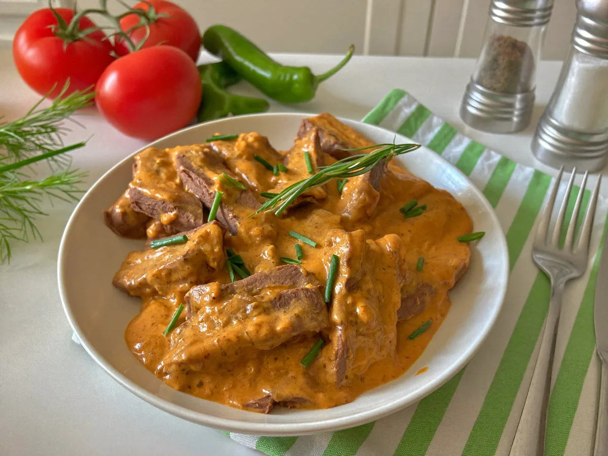Бефстроганов из соевого мяса
