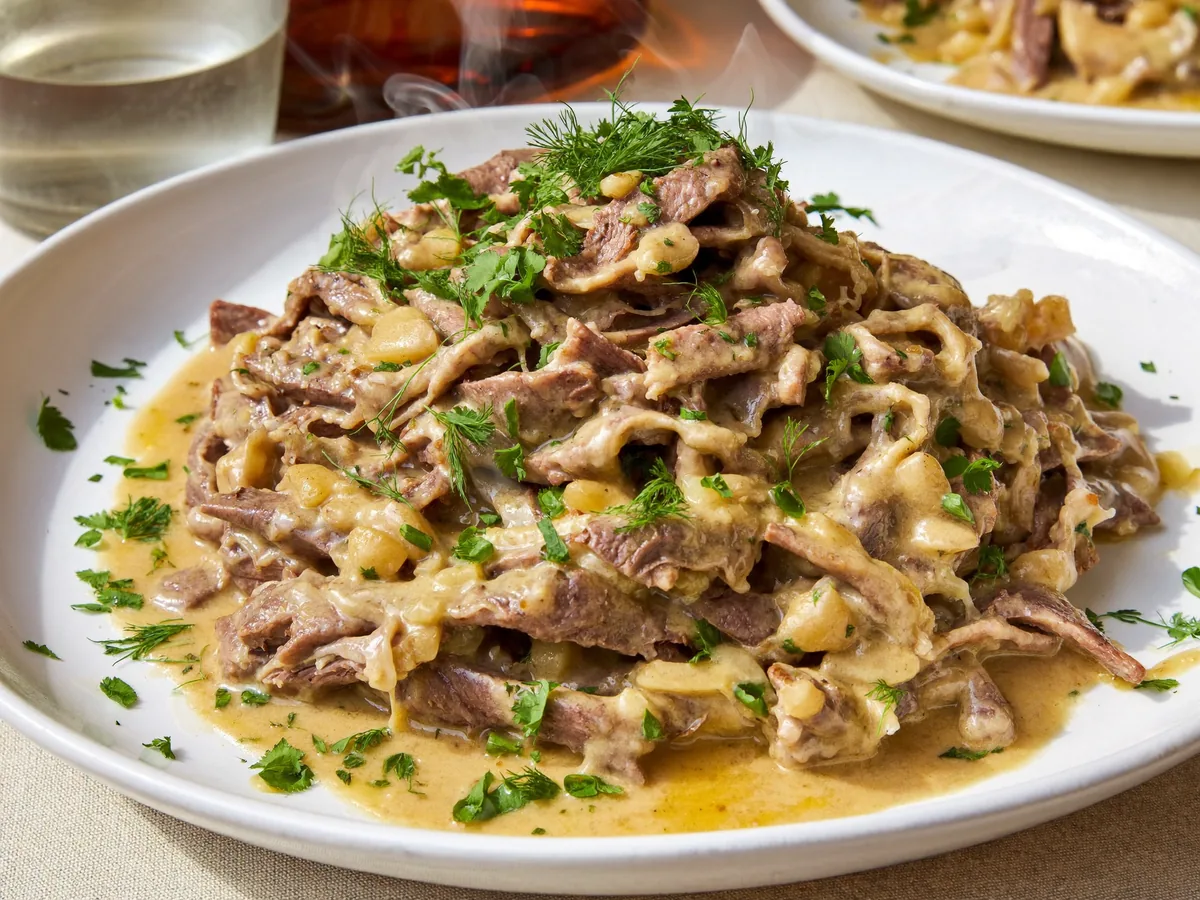 Бефстроганов с грибами и сливками