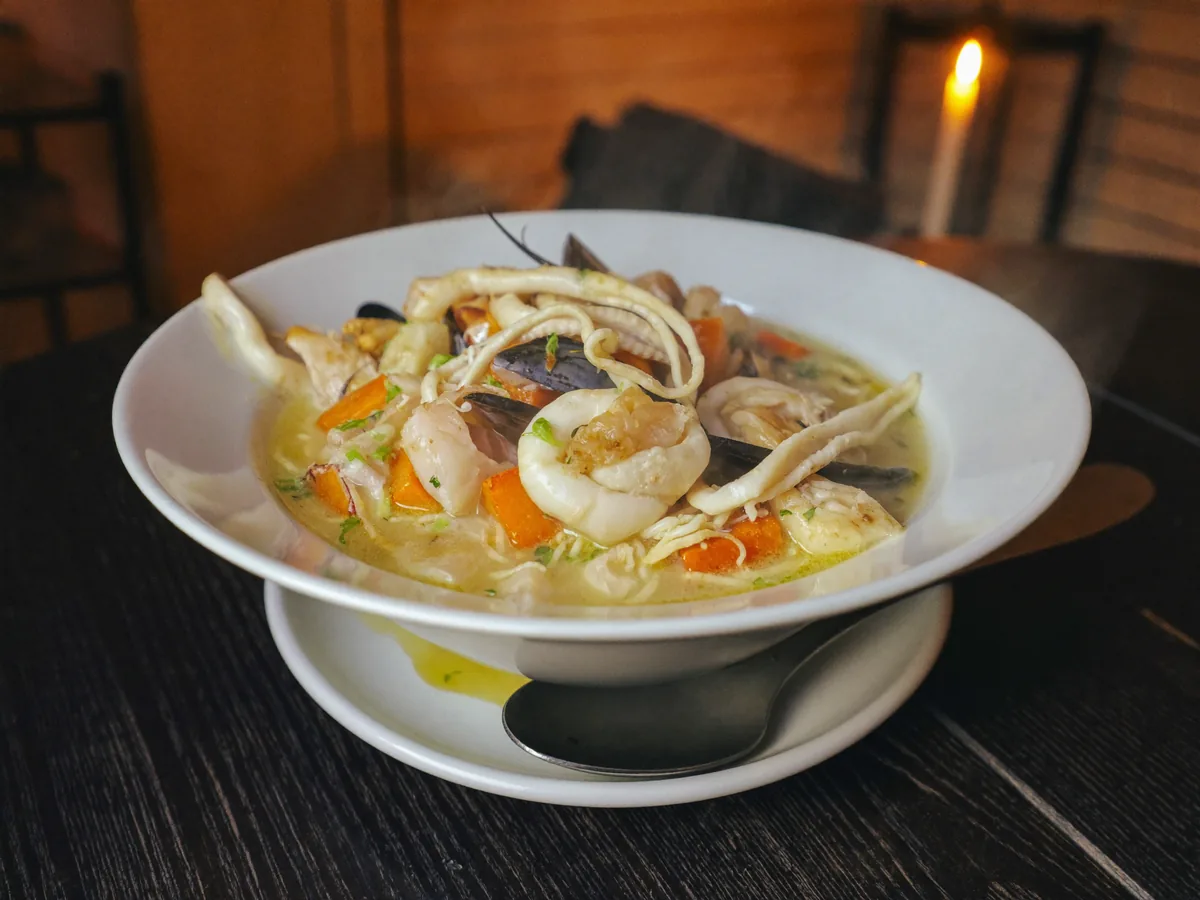 Белый суп с морепродуктами