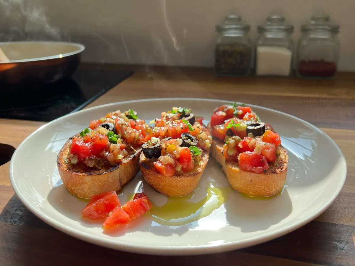 Брускетта с оливковой пастой