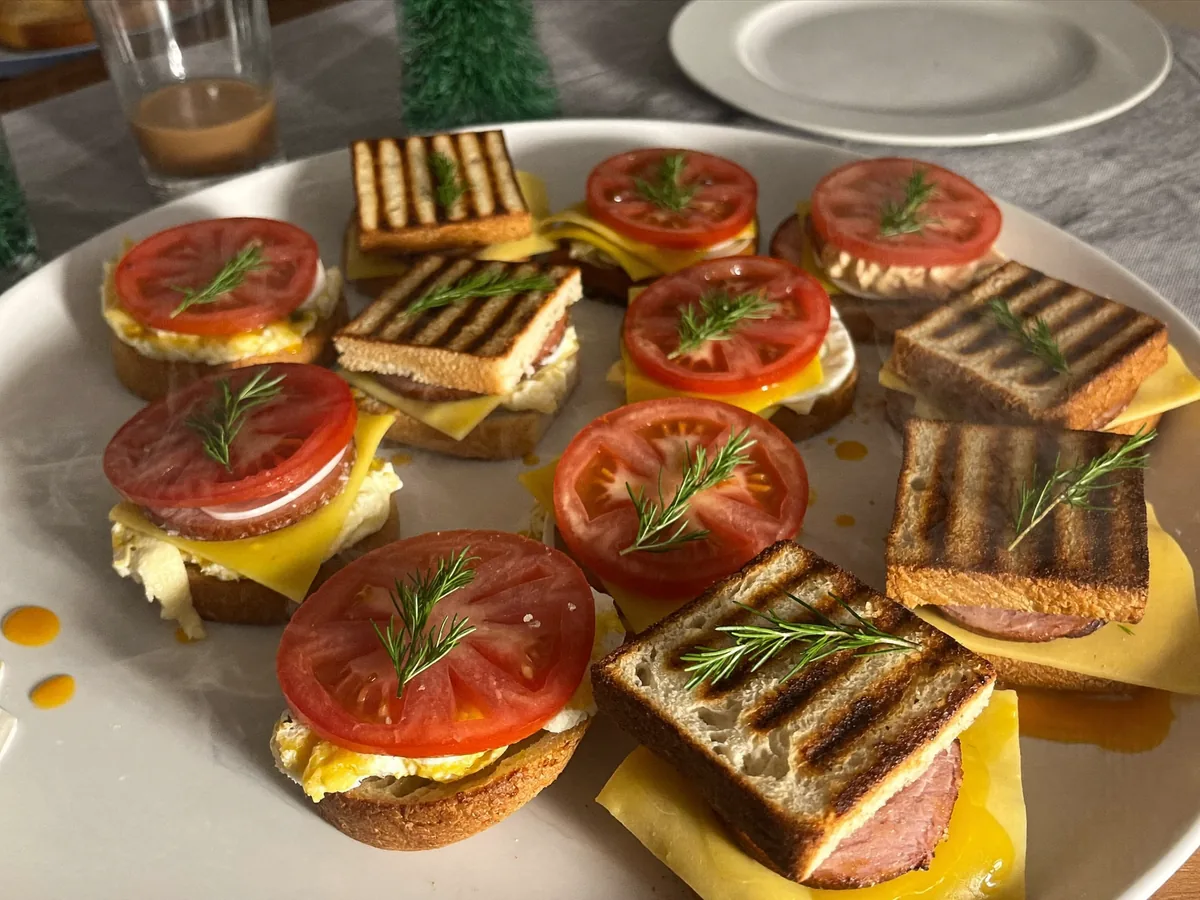 Бутерброд с тунцом и маринованным луком