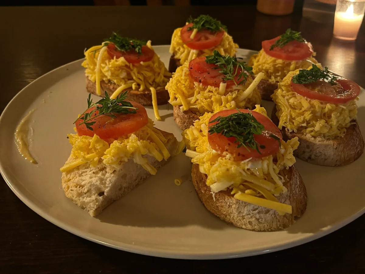Бутерброды с черным хлебом и сыром