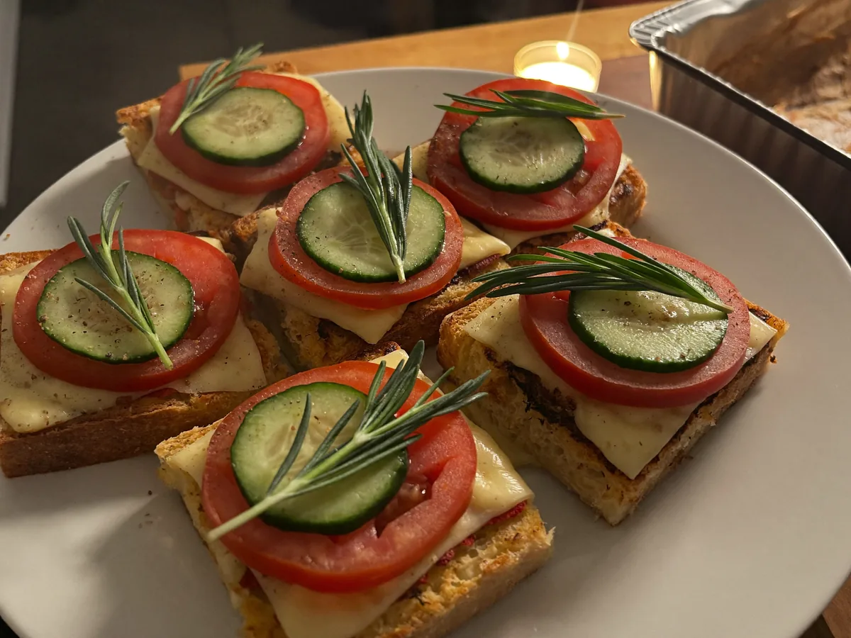Бутерброды с мягкой брынзой и овощами