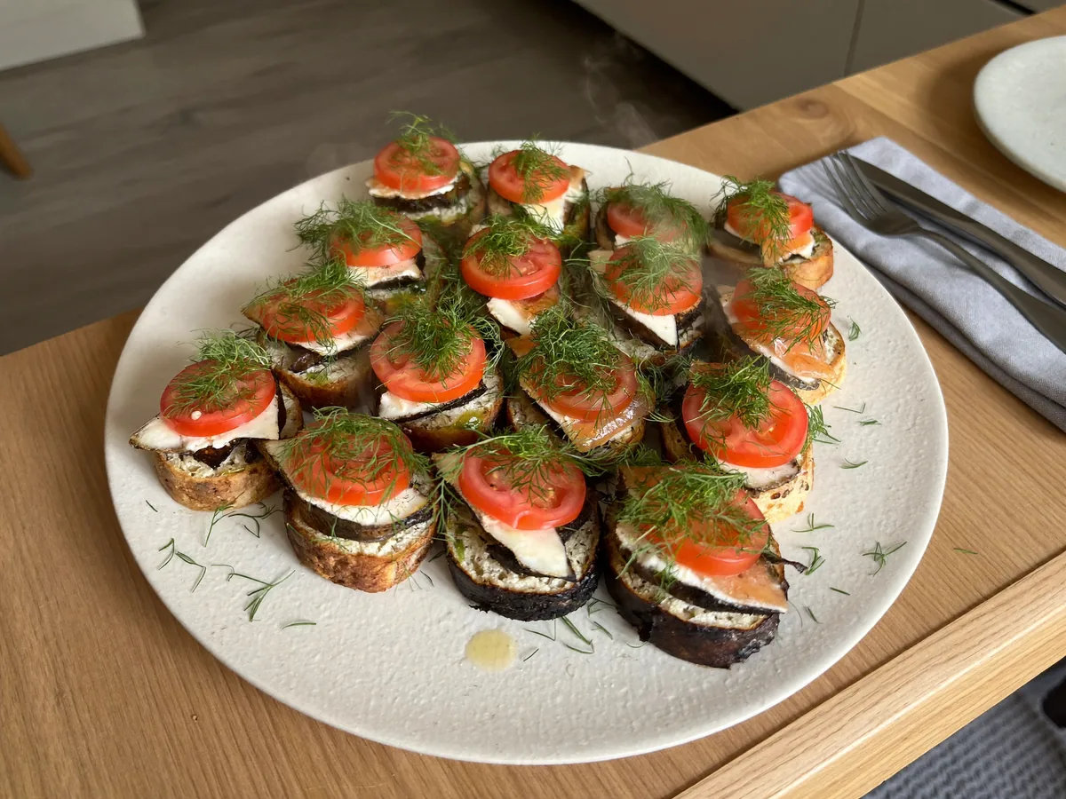 Бутерброды с огурцом и форелью
