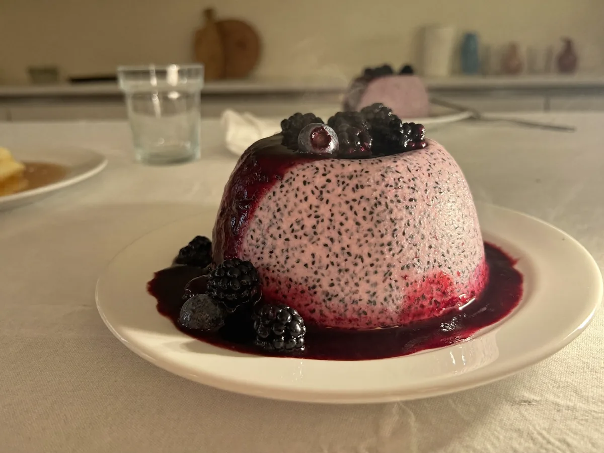 Чиа пудинг с ежевикой и черникой