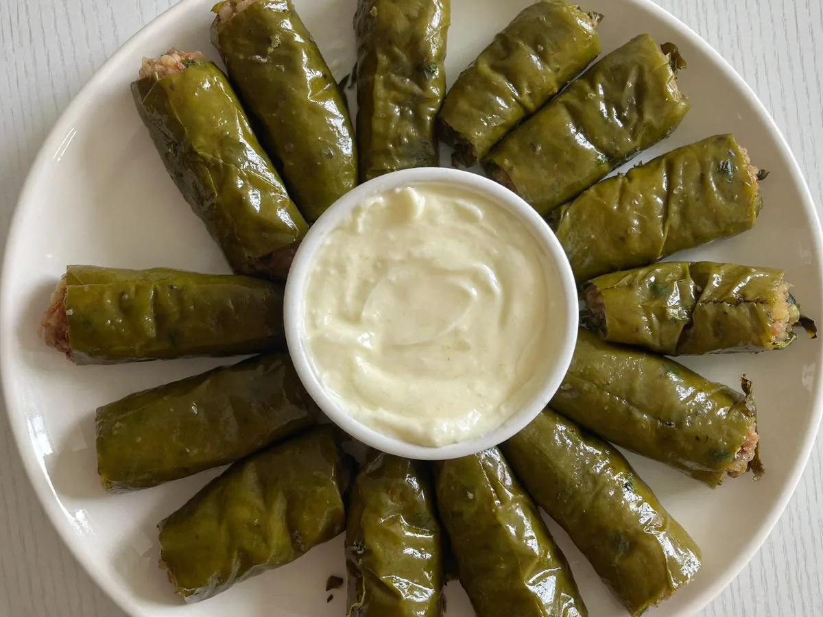 долма с начинкой из мясного фарша, риса, лука и зелени