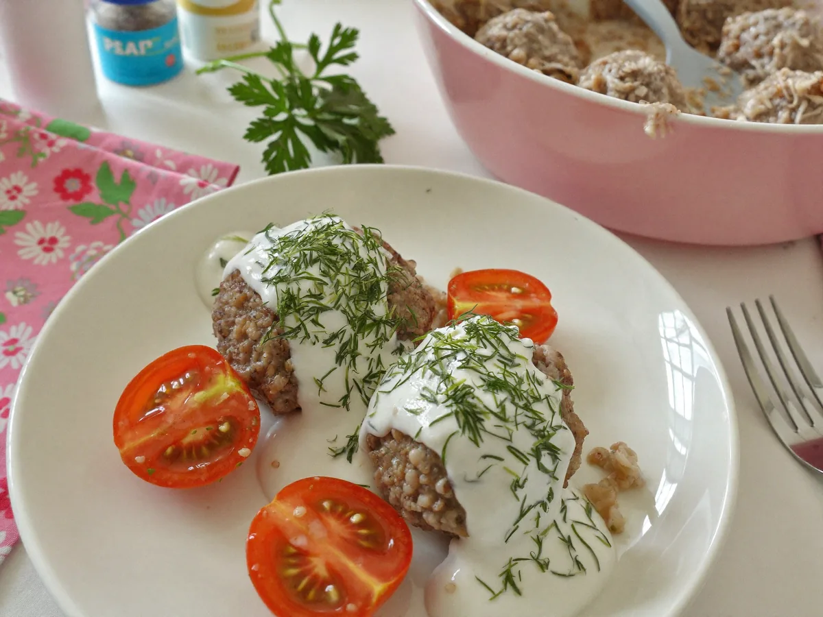 Ежики с гречкой на сковороде