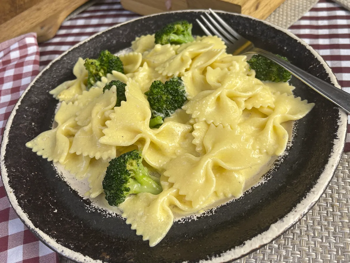 Фарфалле с сыром и брокколи