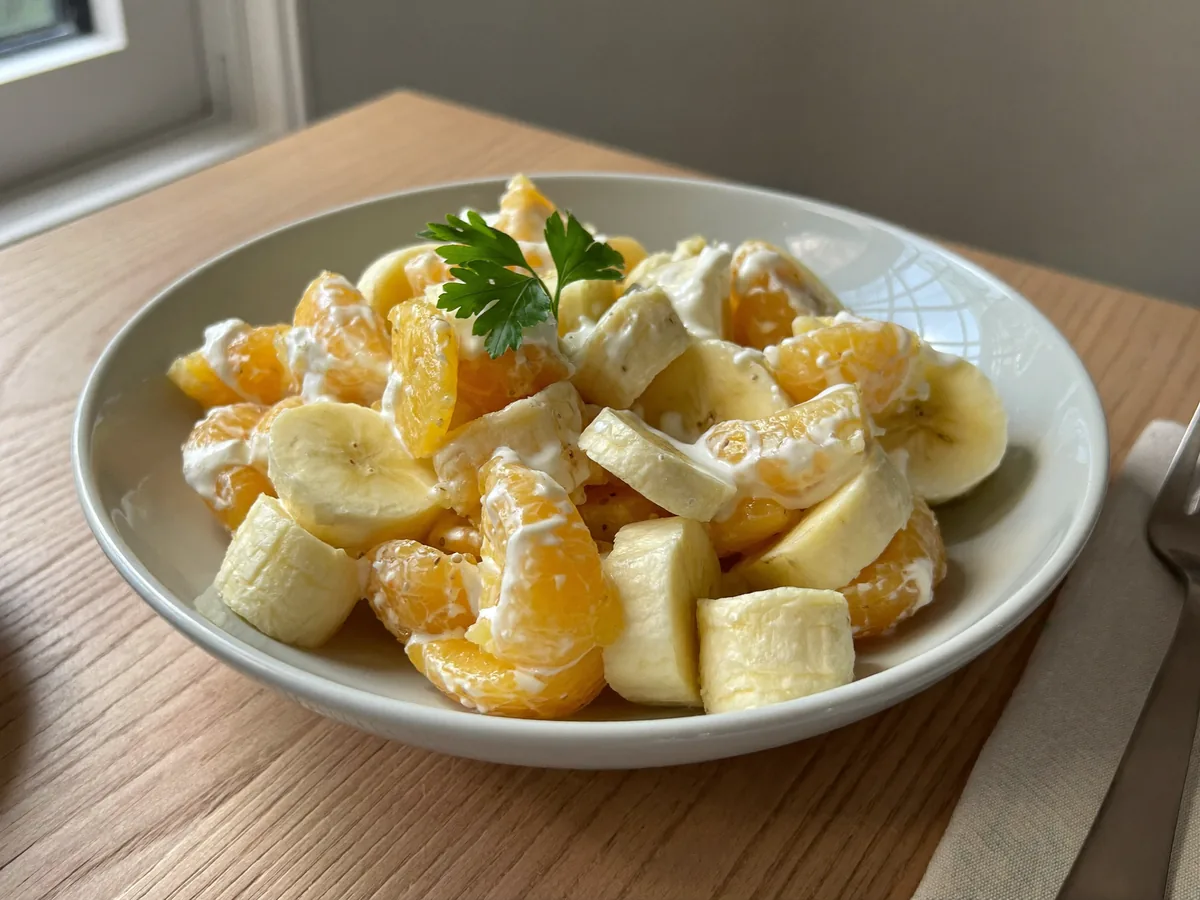 Фруктовый салат десерт из бананов и яблок