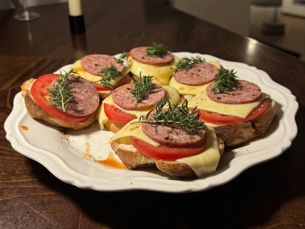 Горячие бутерброды с колбасой и сыром в духовке