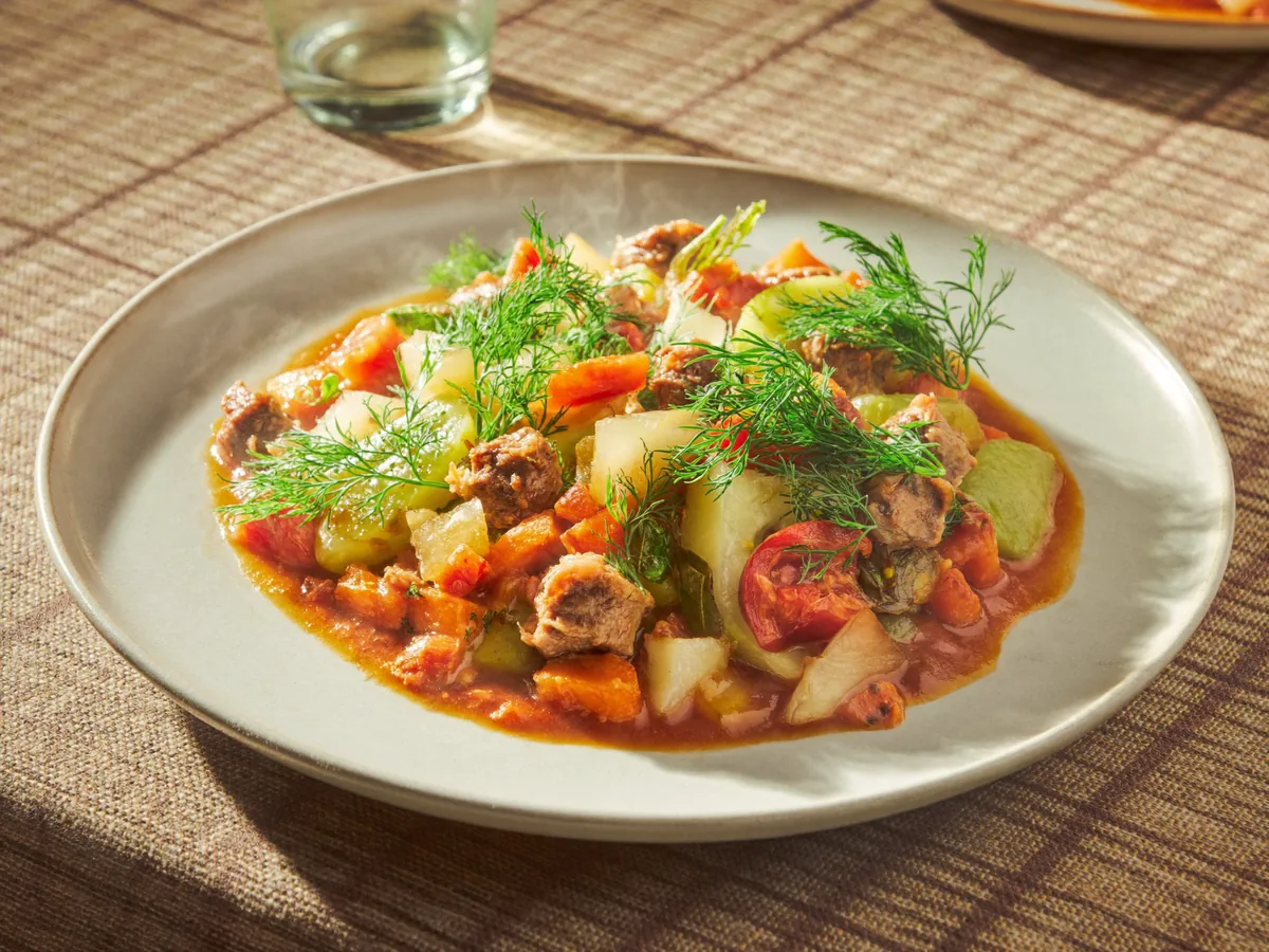 Кабачки тушеные с овощами на сковороде