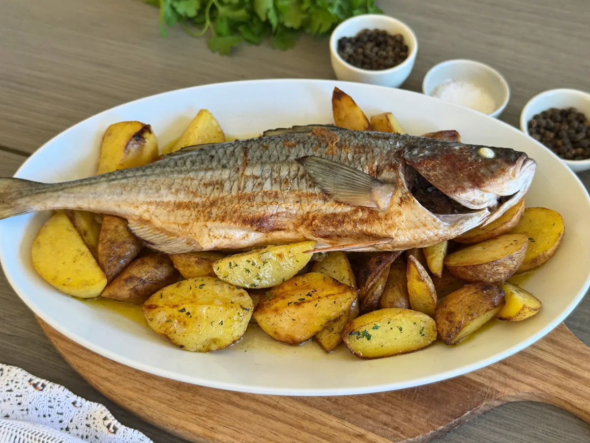 Караси в духовке с картошкой и майонезом