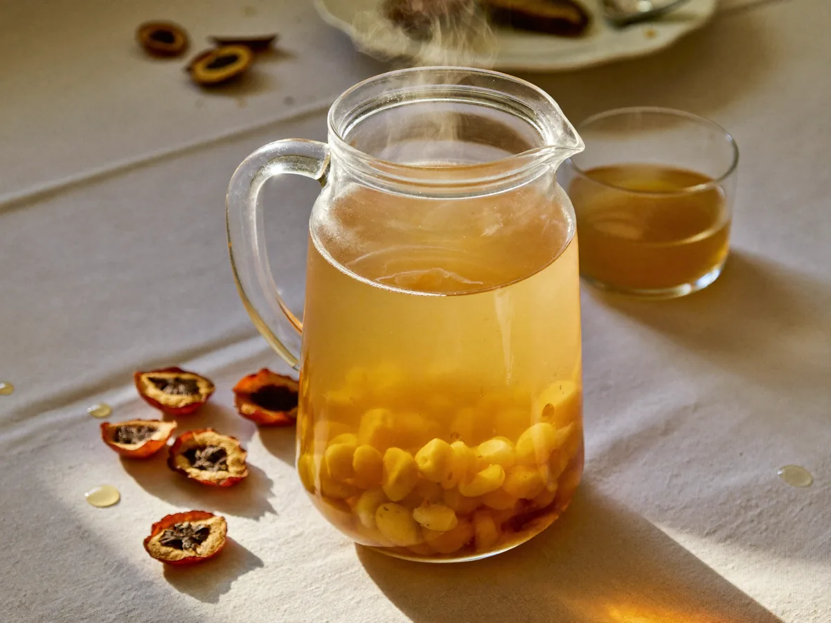 Компот из крыжовника в кастрюле