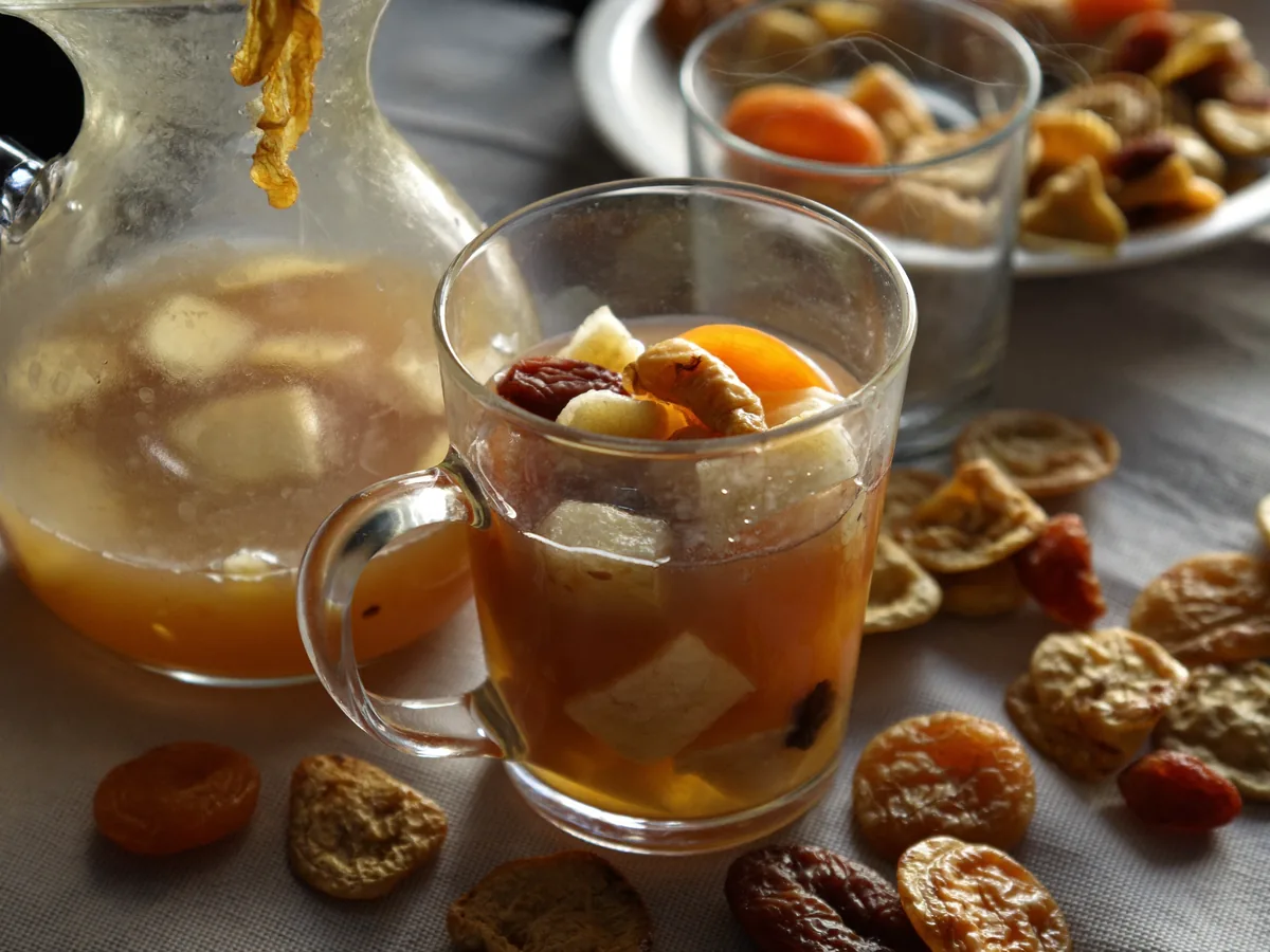 Компот из сушеных яблок, изюма и кураги