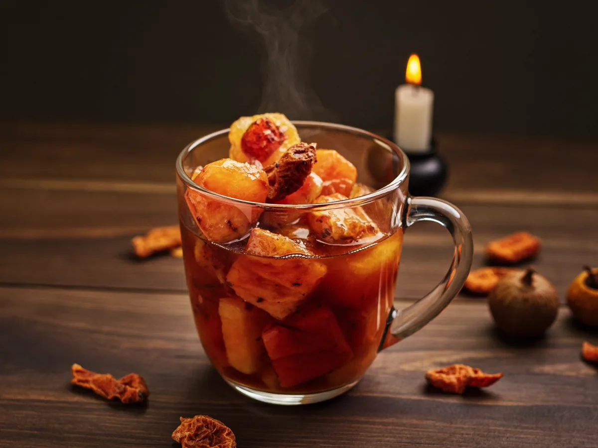 Компот из замороженных ягод клубники, ежевики, брусники
