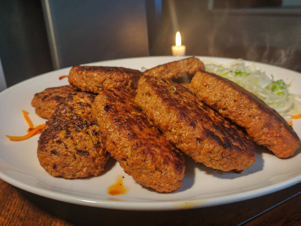 Котлеты из говядины с пекинской капустой