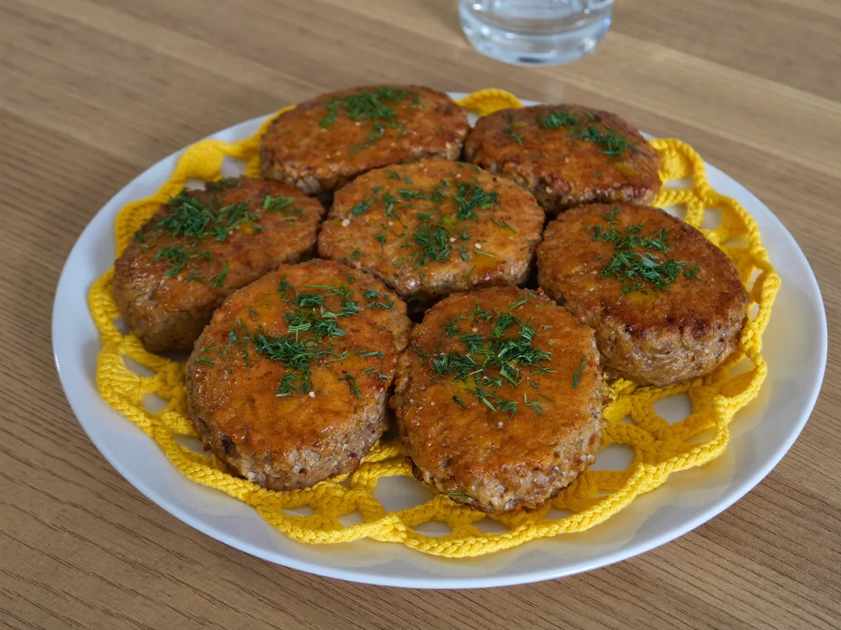 Котлеты из говяжьего фарша с яйцом в духовке