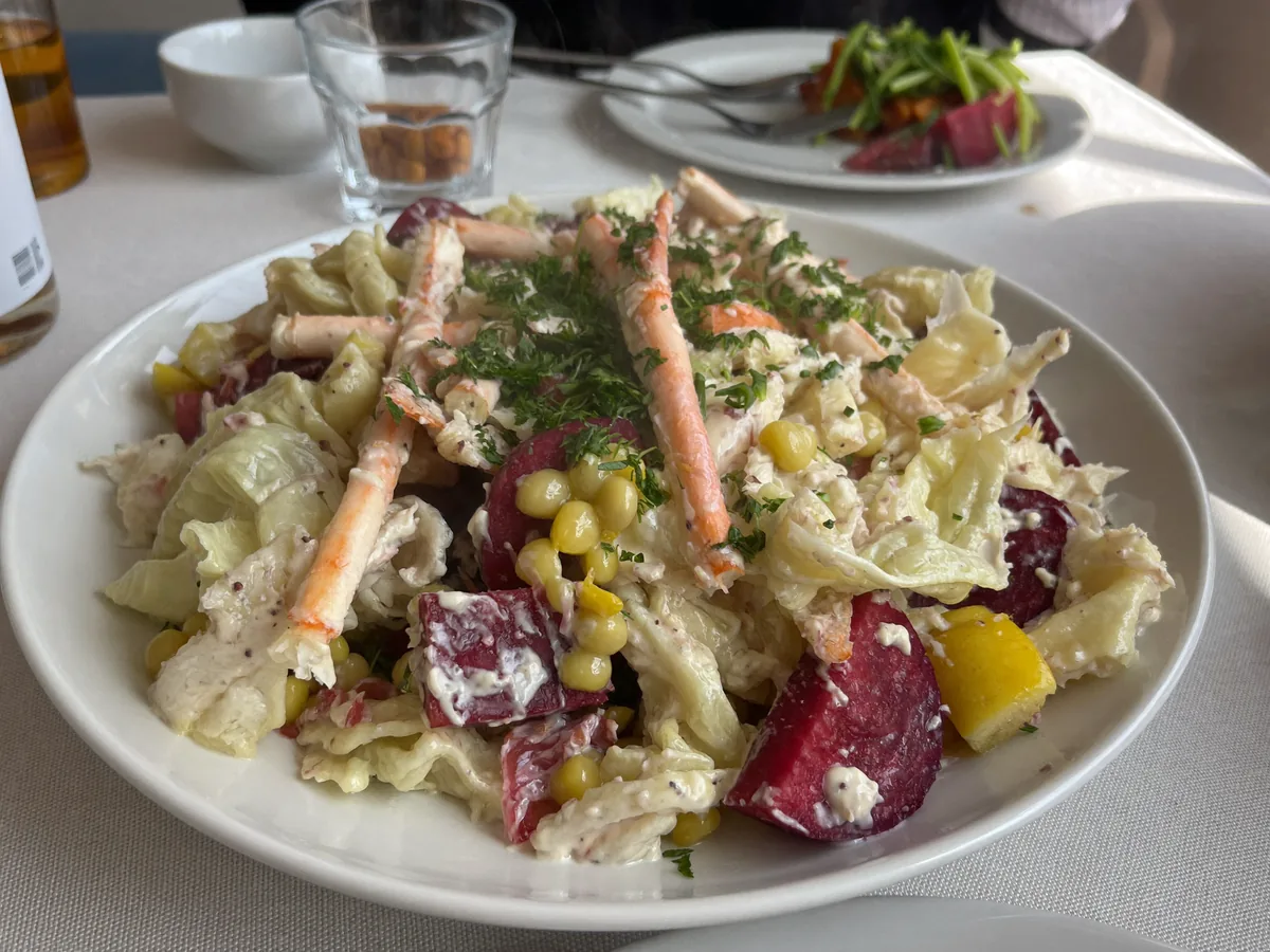 Крабовый салат с молодой капустой, кукурузой и отварной свеклой
