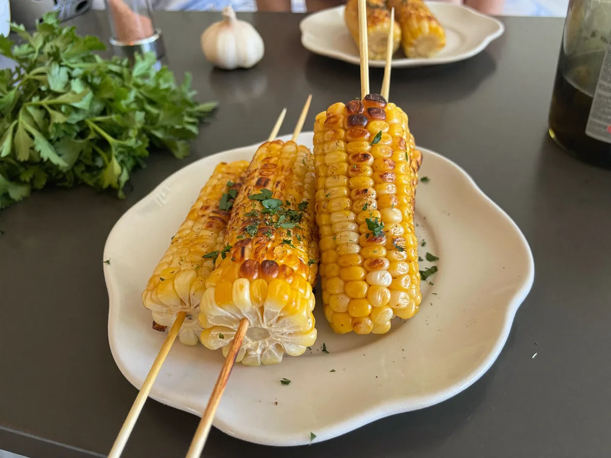 Кукуруза, запечённая в рукаве с чесноком и травами
