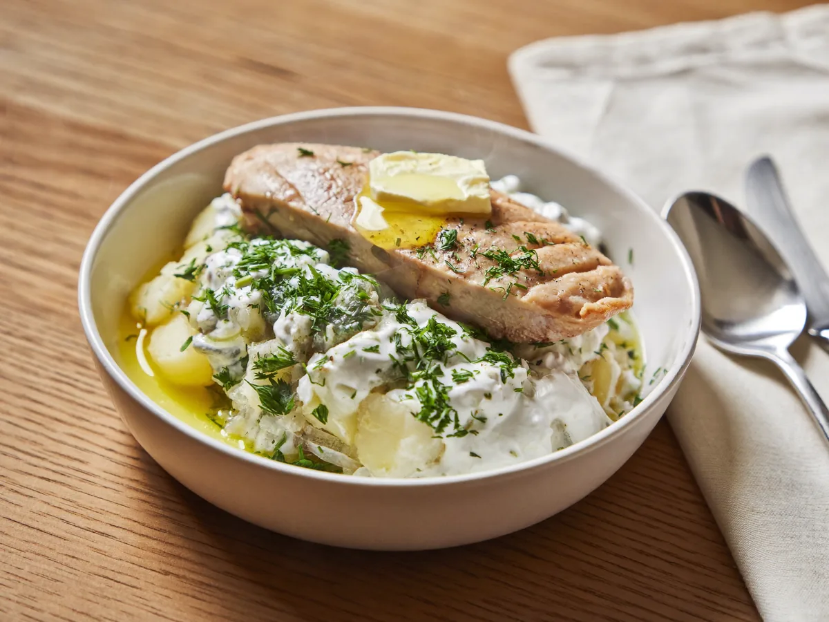 Куриная грудка с соусом и гарниром