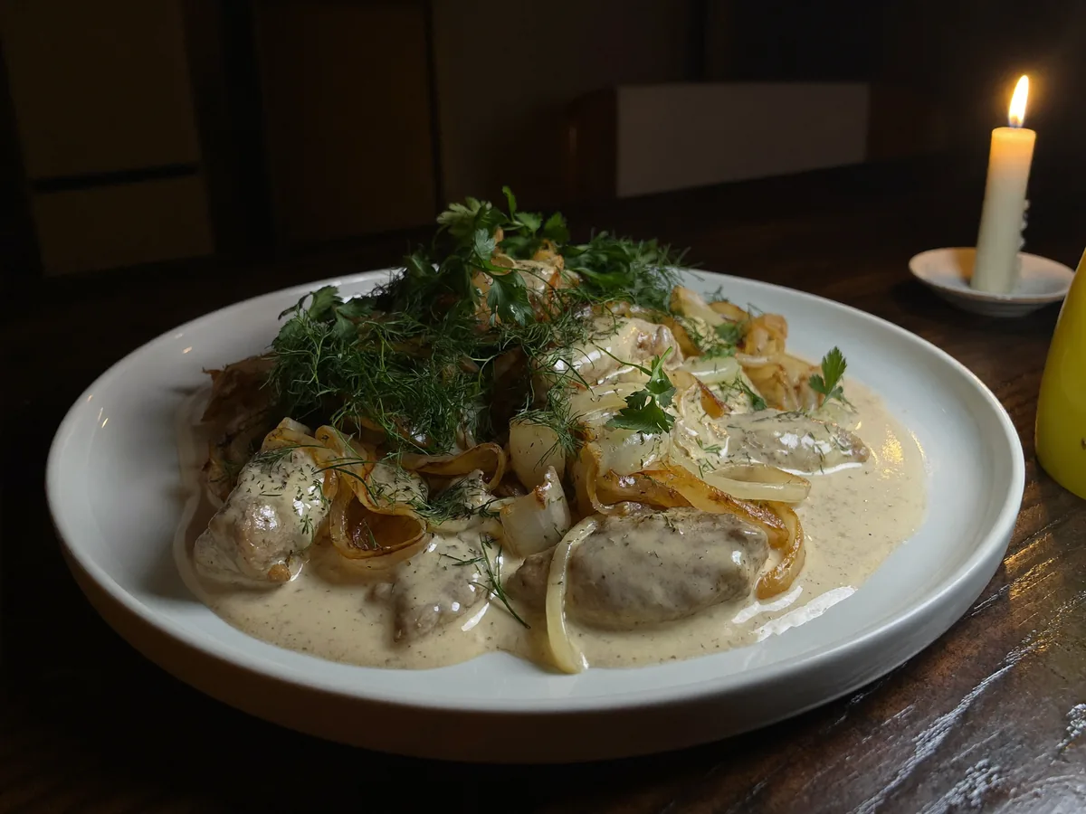Куриная печень с луком в сметане