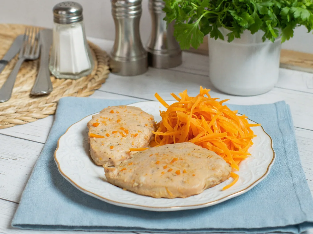 Куриные котлеты с морковью на пару