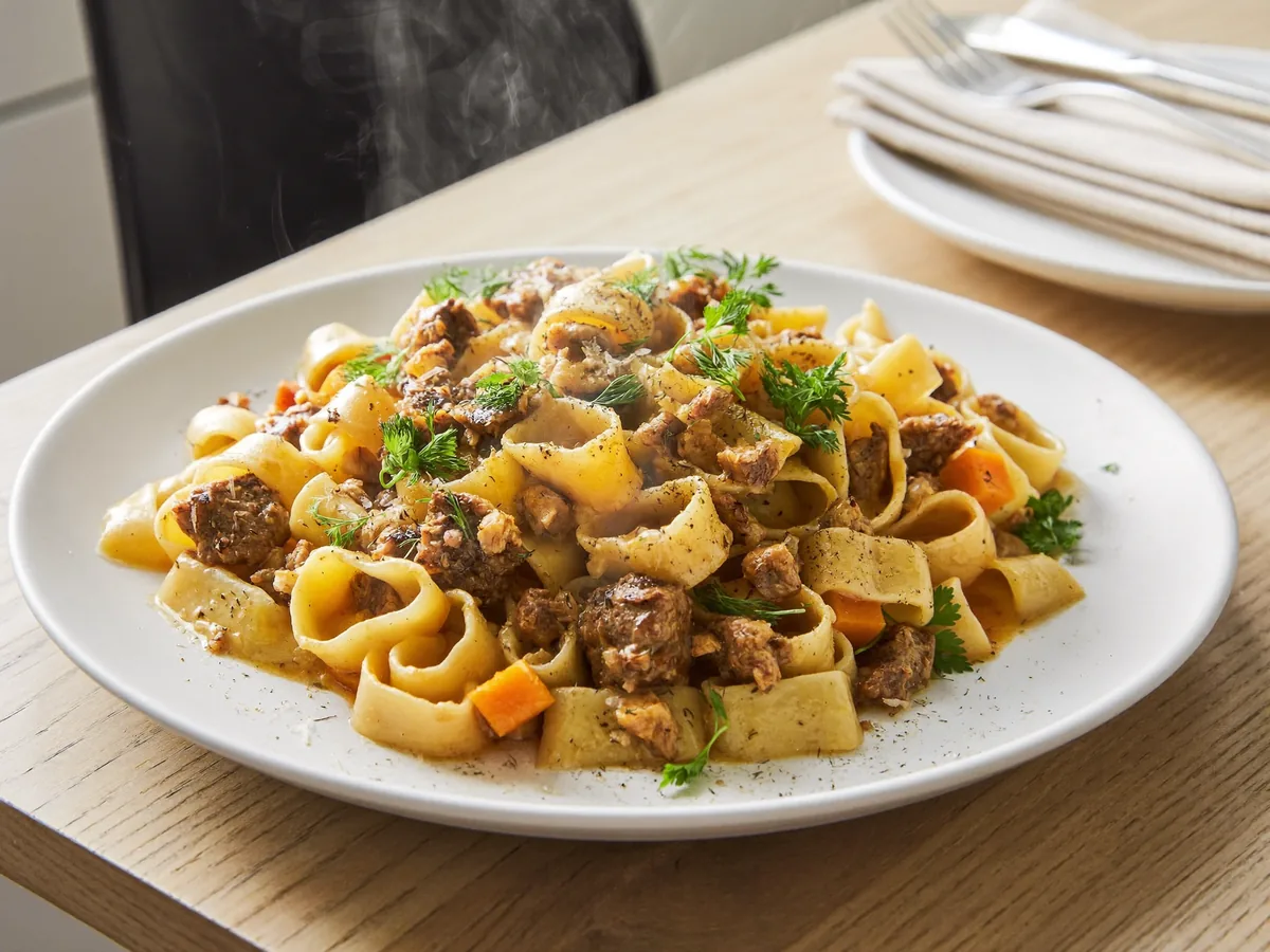 Куриные сердечки с макаронами на сковороде