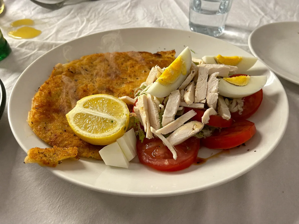 Куриный шницель с помидорами и сыром в духовке