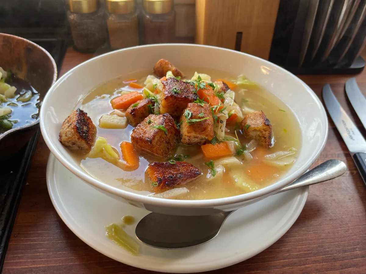 Куриный суп с брюссельской капустой