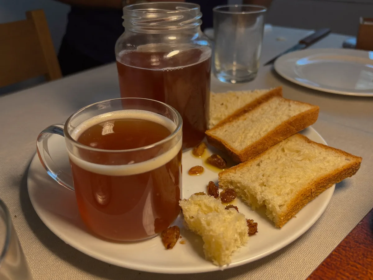 Квас из березового сока с изюмом и сухофруктами