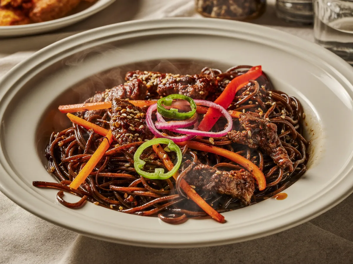 Лапша вок с курицей и овощами и цветной капустой