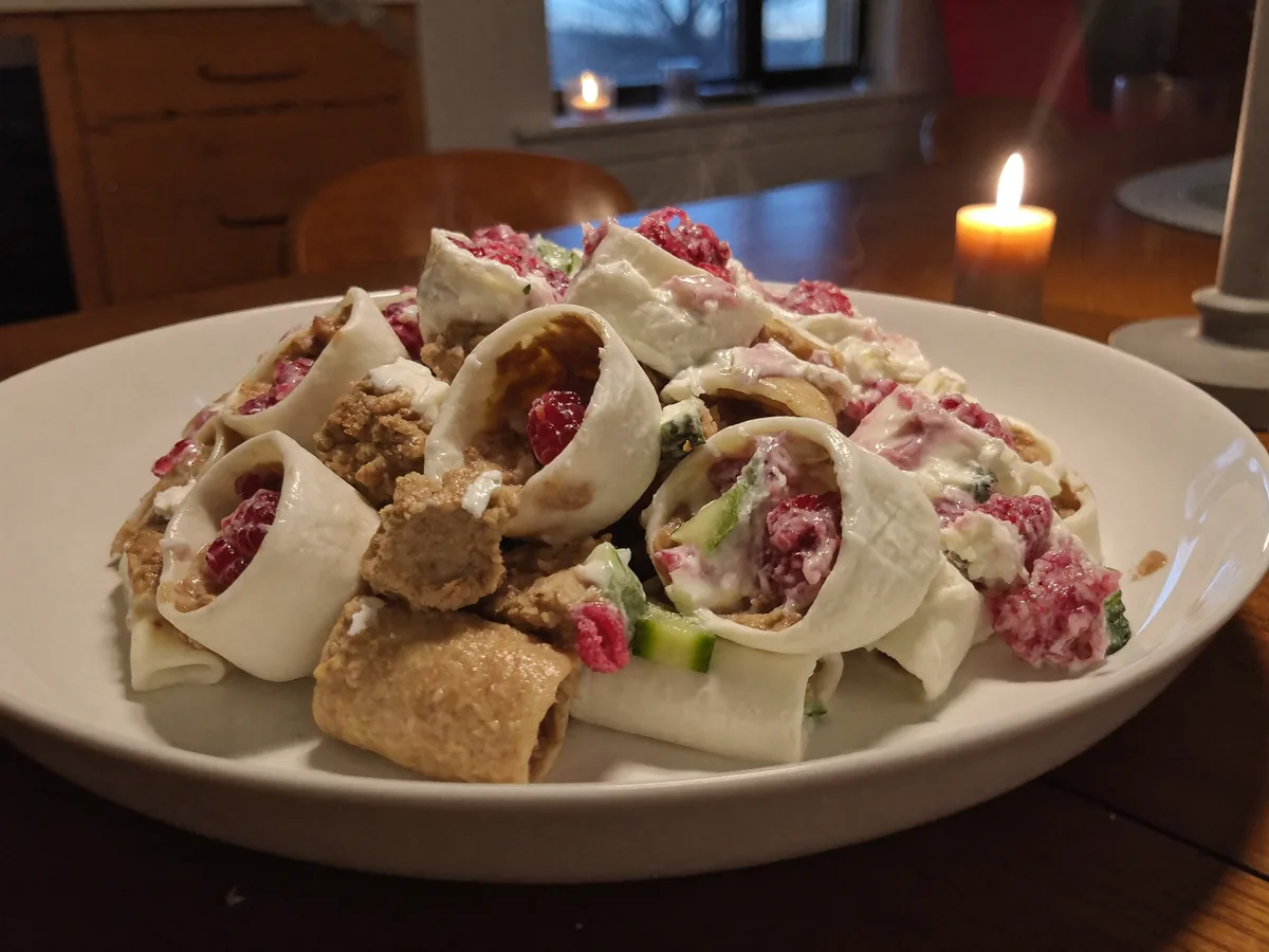 Макароны с творогом и ягодами