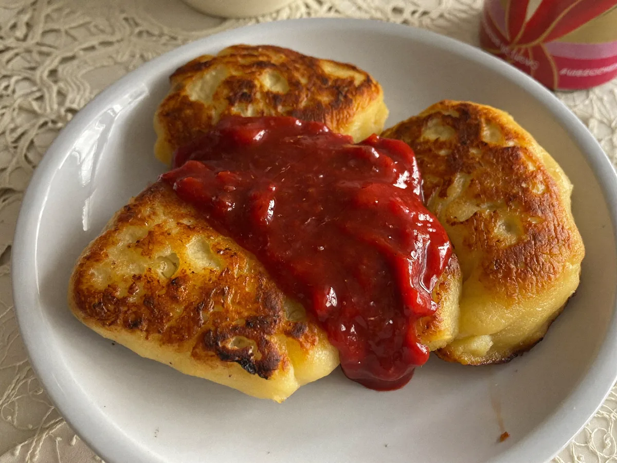 Манные клецки с вишневым соусом
