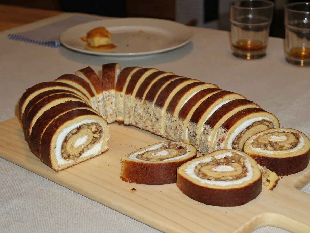Меренговый рулет с миндалём