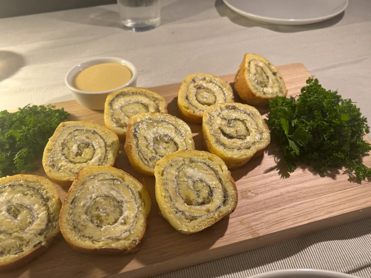 Меренговый рулет с творожным сыром и сливками