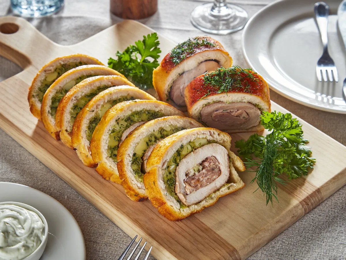 Мраморный рулет из курицы новогодний