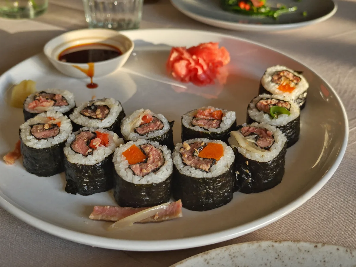 Мясные роллы, фаршированные овощами