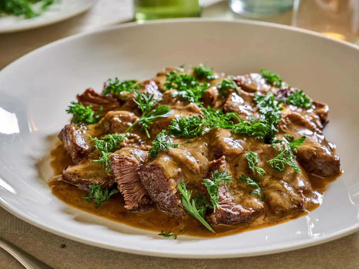 Мясо в соусе на сковороде с овощами