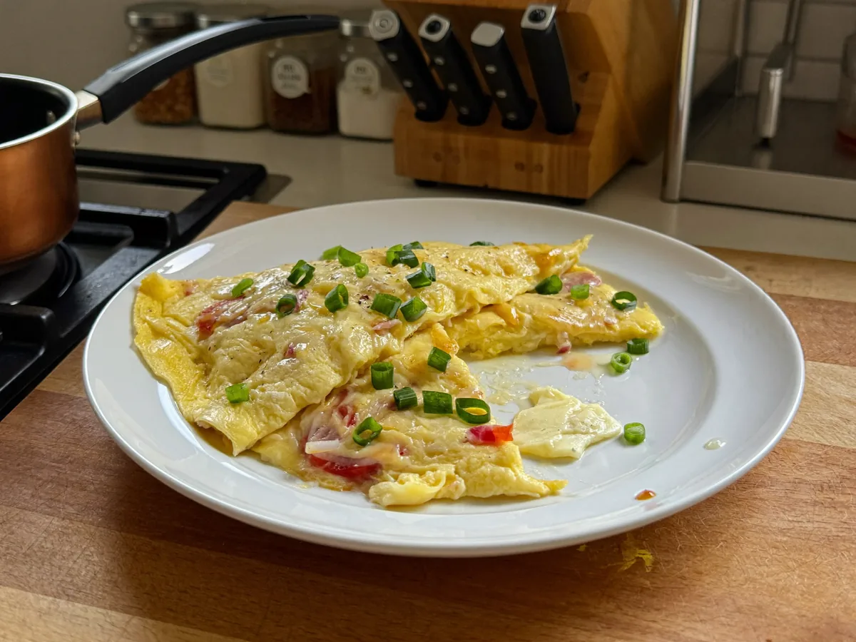 Омлет с моцареллой и помидорами