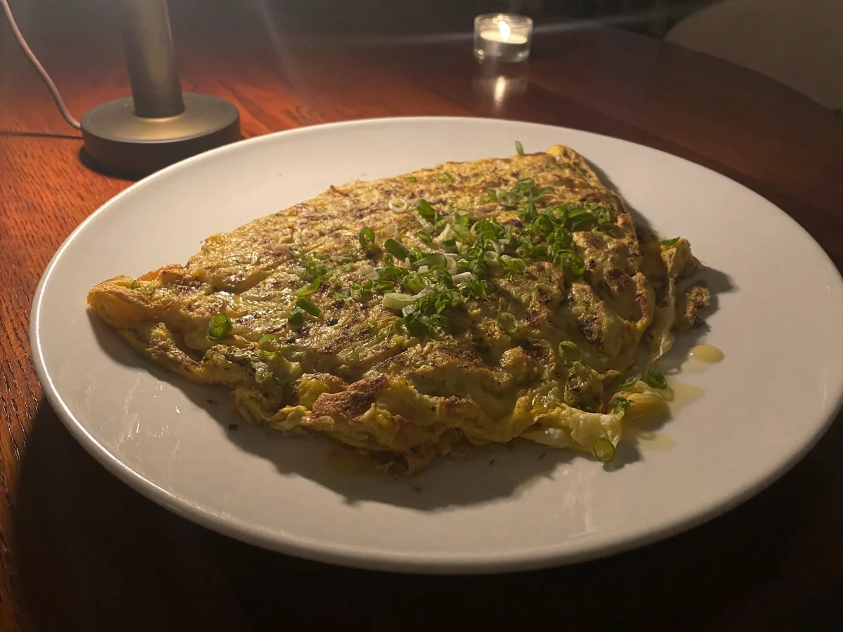 Омлет с солеными огурцами