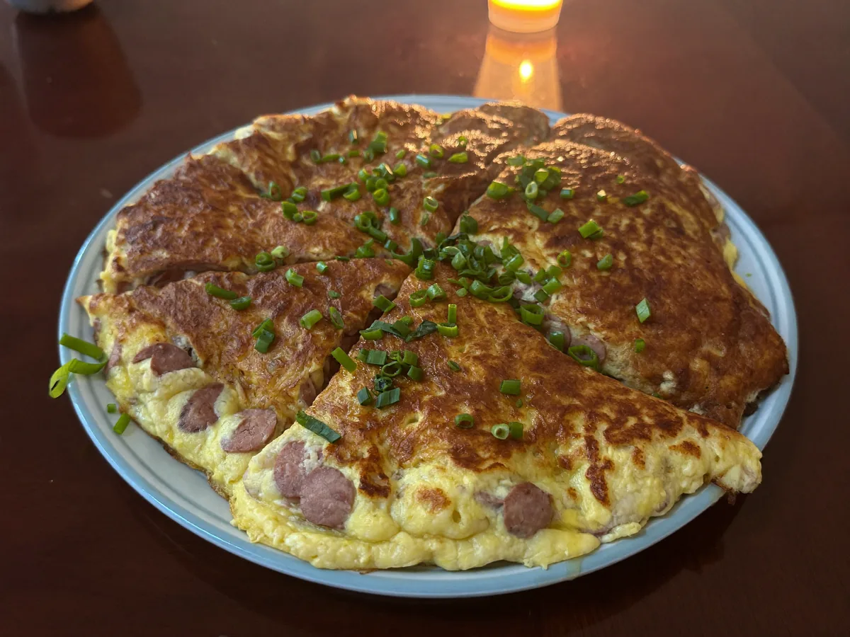 Омлет с сосисками на сковороде