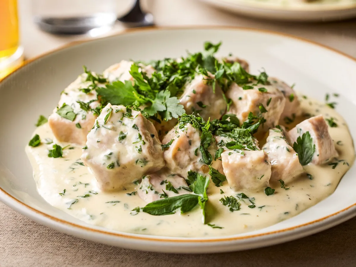 Отварная курица в сметанном соусе