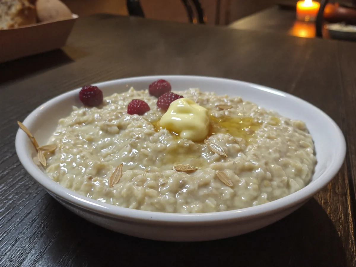 Овсяная каша с яблоками