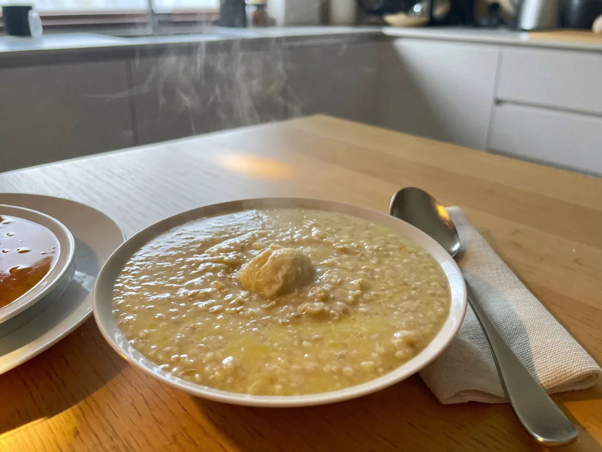 Овсяная каша с яблоком и корицей
