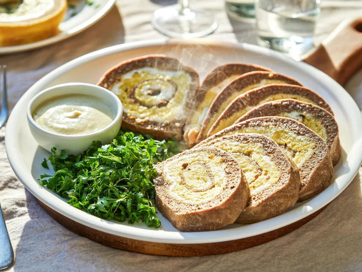 Пасхальный рулет с меренгой, шоколадом и орехами