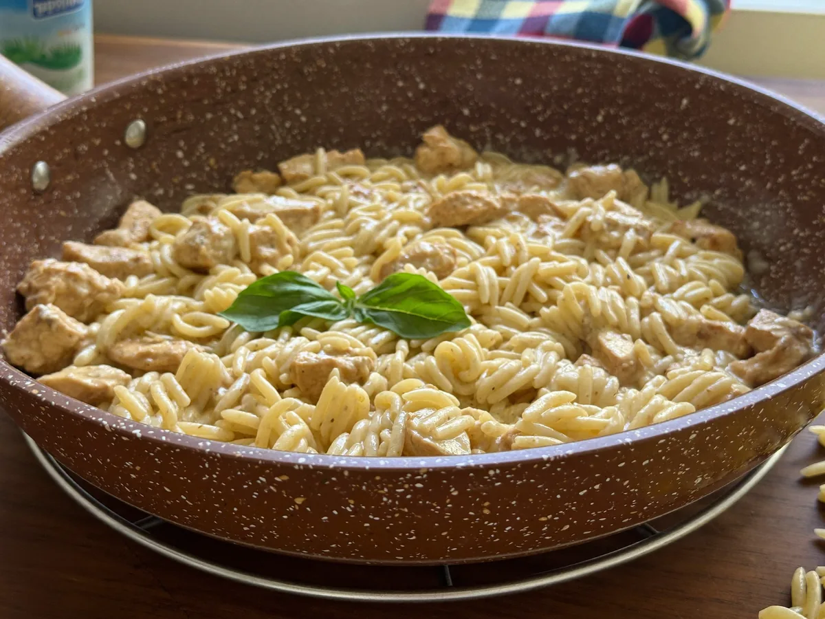 Паста орзо с курицей в сливочном соусе
