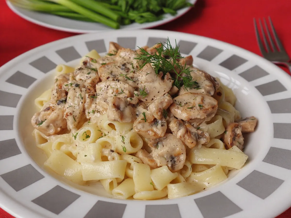 Паста с курицей и грибами