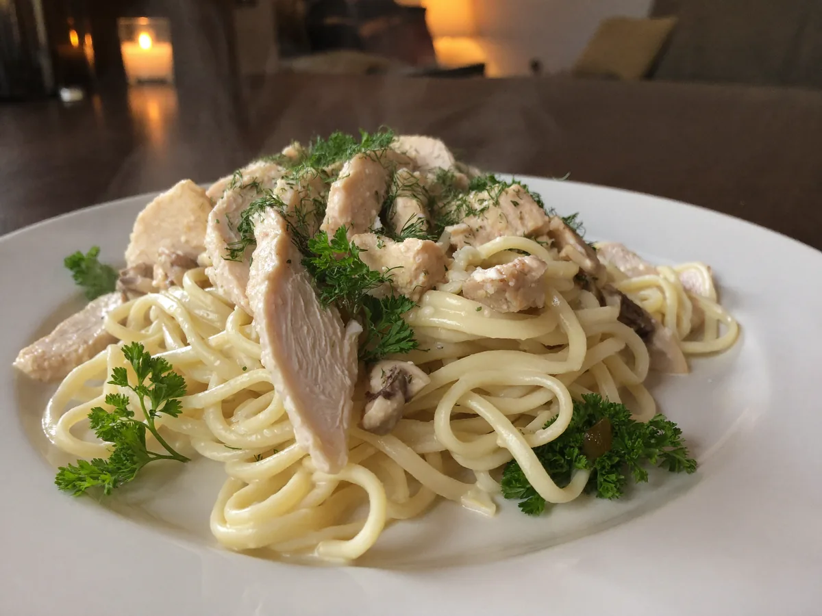 Паста с курицей и грибами
