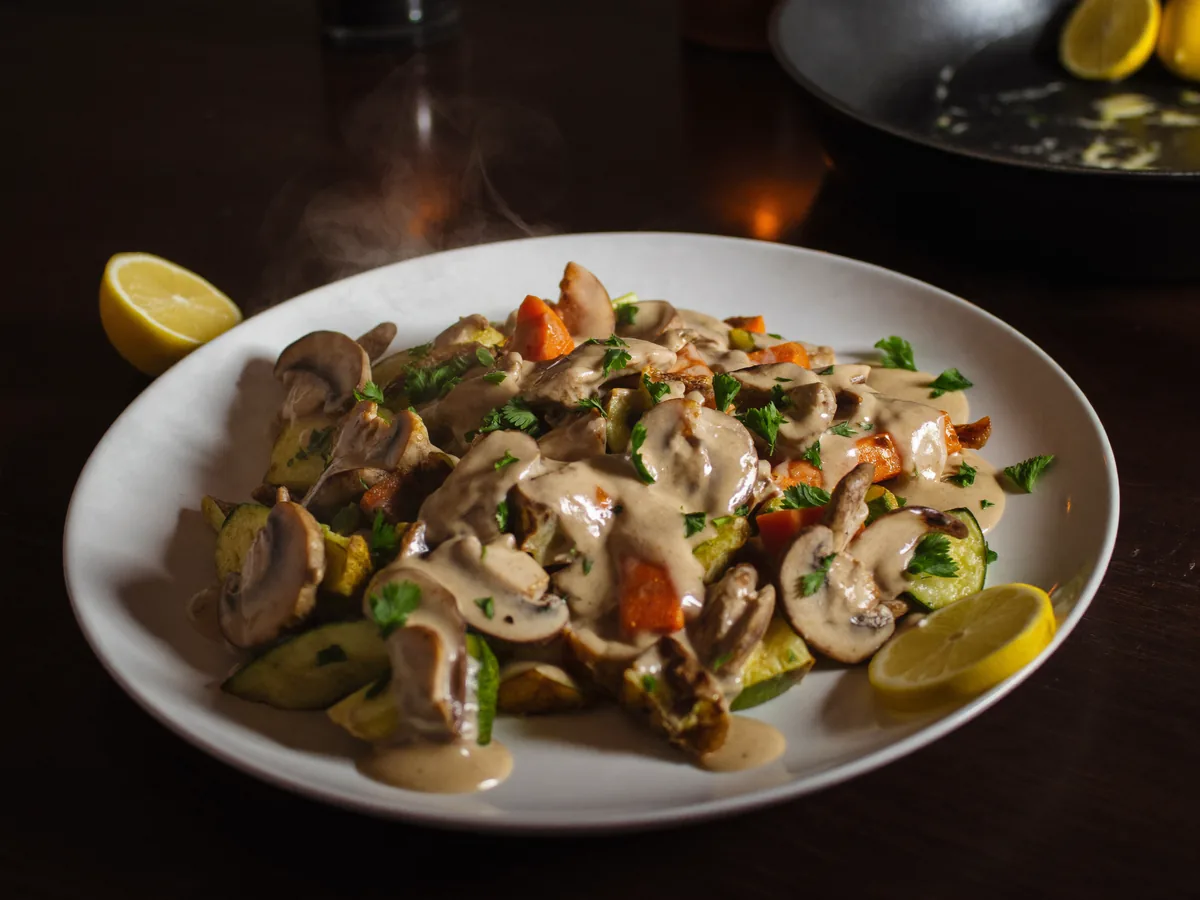 Паста тальятелле с соусом из курицы и грибов